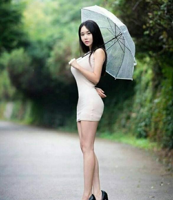 街拍: 上围如此丰满的丽人少妇, 曼妙的身材让人羡慕