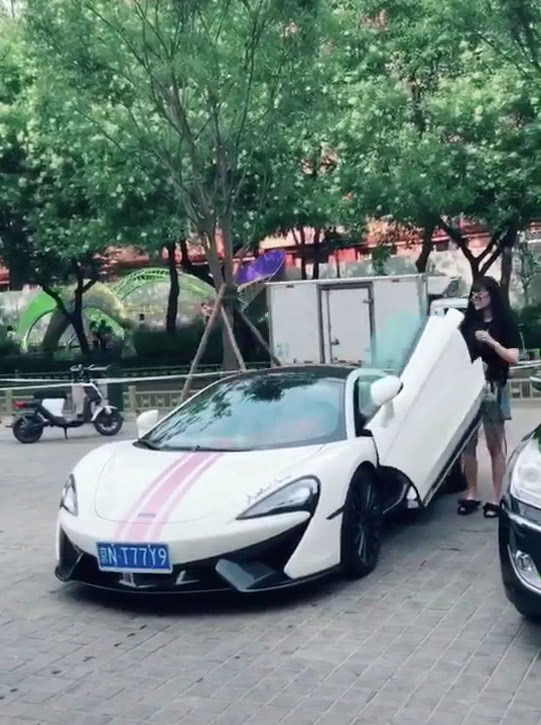 酒店门口偶遇迈凯伦540C,车主是一位小姐姐,根本没心思看车
