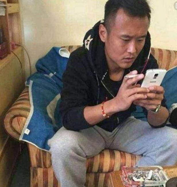 中国体坛有多少烟民?张继科大街吞云吐雾,