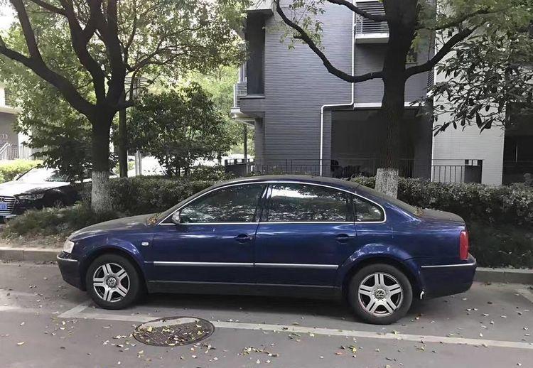 小哥花五百万买了辆二手帕萨特, 停在路边被人出价千万买走