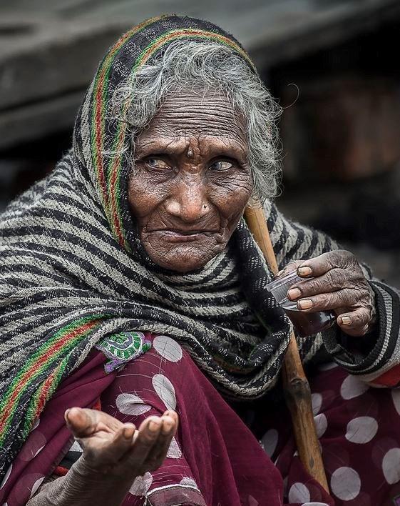 图为印度新德里的街头乞丐!