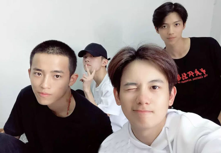 易烊千玺中戏大学生活正式开始,全班合照及宿舍合照曝光颜值帅气