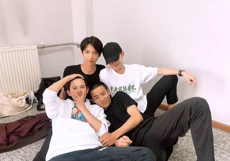 易烊千玺中戏大学生活正式开始,全班合照及宿舍合照曝光颜值帅气