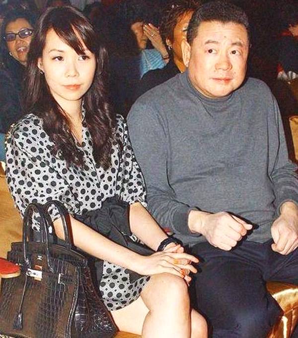 26岁赚了1个亿，41岁换了9个女朋友，如今他67岁了，老婆才39岁