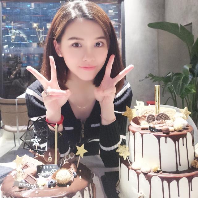 她凭借“汤小米”一角走红，留起长发美得不像话，23岁便低调结婚