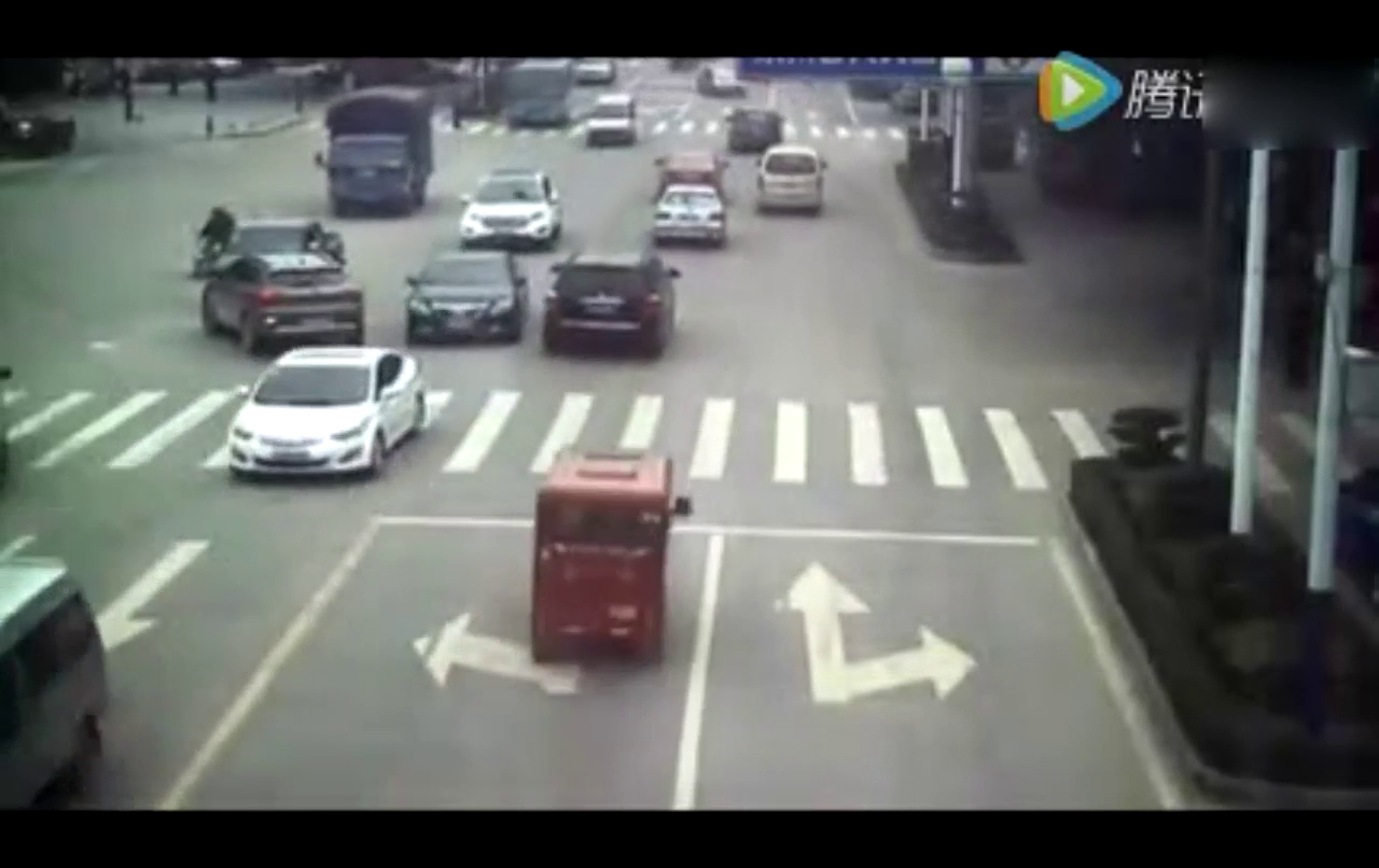 两车路口对峙互不相让，皮卡见SUV发飙吓得立马开溜