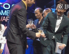 明星应酬喝酒: 王俊凯张艺兴表情亮了刘昊然圈内公认能喝!