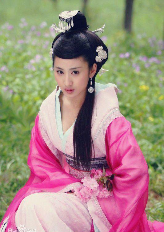 宠妃赵合德(郭珍霓饰,《母仪天下》剧照)汉成帝刘骜在位25年后即薨