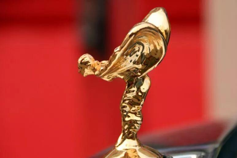 不一定最快 但是最豪SUV 跟添越比豪华跟Urus比速度 卡宴靠边站