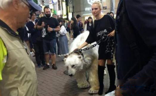 这个大怪物的脖子上栓着铁链子，围观的人群，既害怕，又不舍