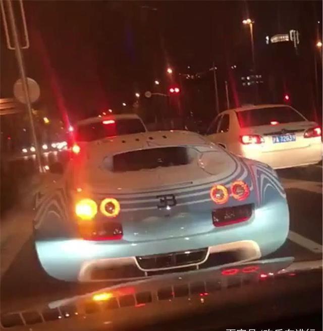 上海偶遇“青花瓷”布加迪，为拍照，车主跟车很近！网友有矿