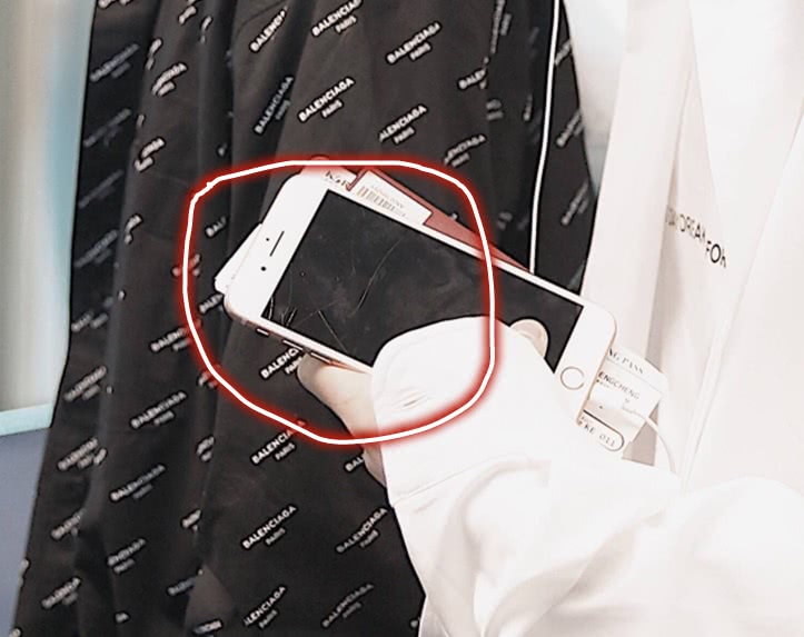 范丞丞不但用自己的照片做壁纸,并且手机屏幕