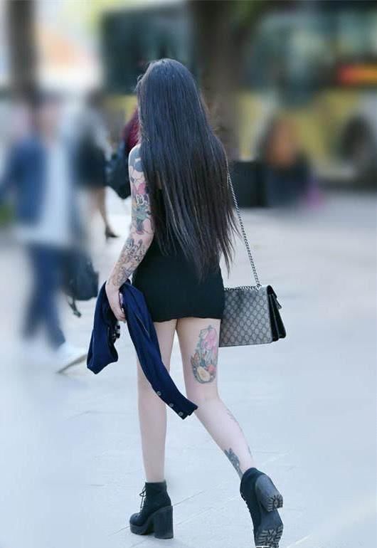 姑娘厉害了! 一条黑色吊带连衣裙出门! 最吸睛