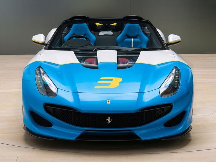 新车相比于F12tdf，最大的亮点是采用了软顶敞篷设计