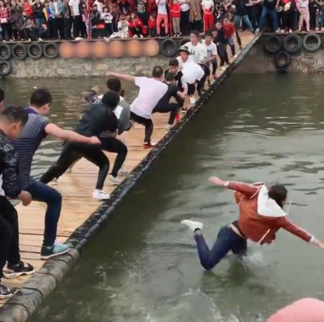 抖音带火的网红吊桥出事了,游客受伤脑袋缝了