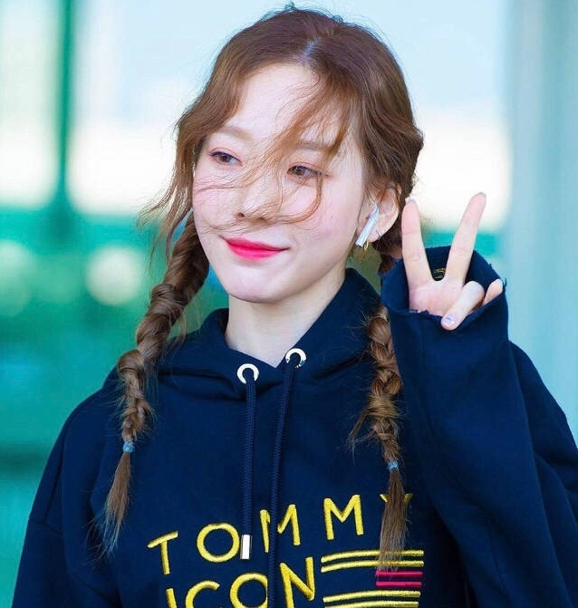 少女时代金泰妍来中国啦 短款露脐卫衣搭配浅