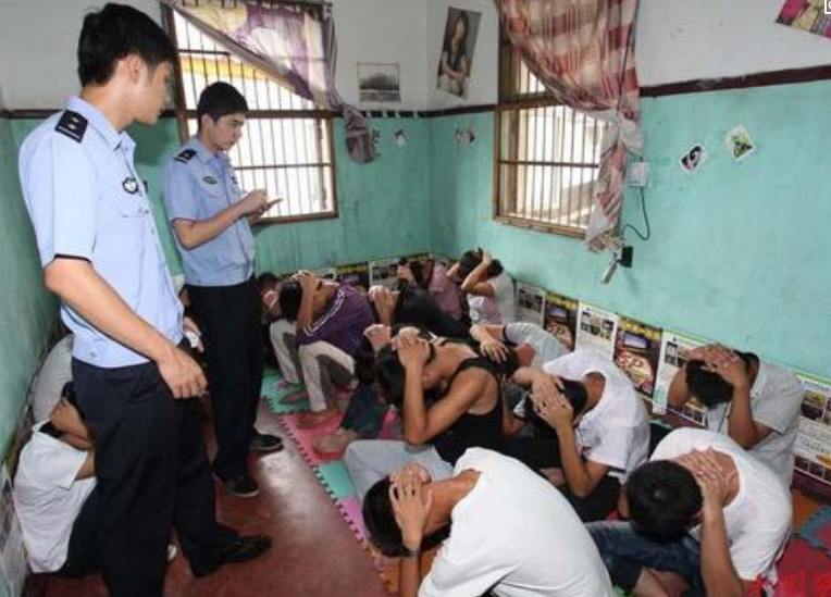 传销窝点男女混睡一屋,关系混乱不堪,民警开门