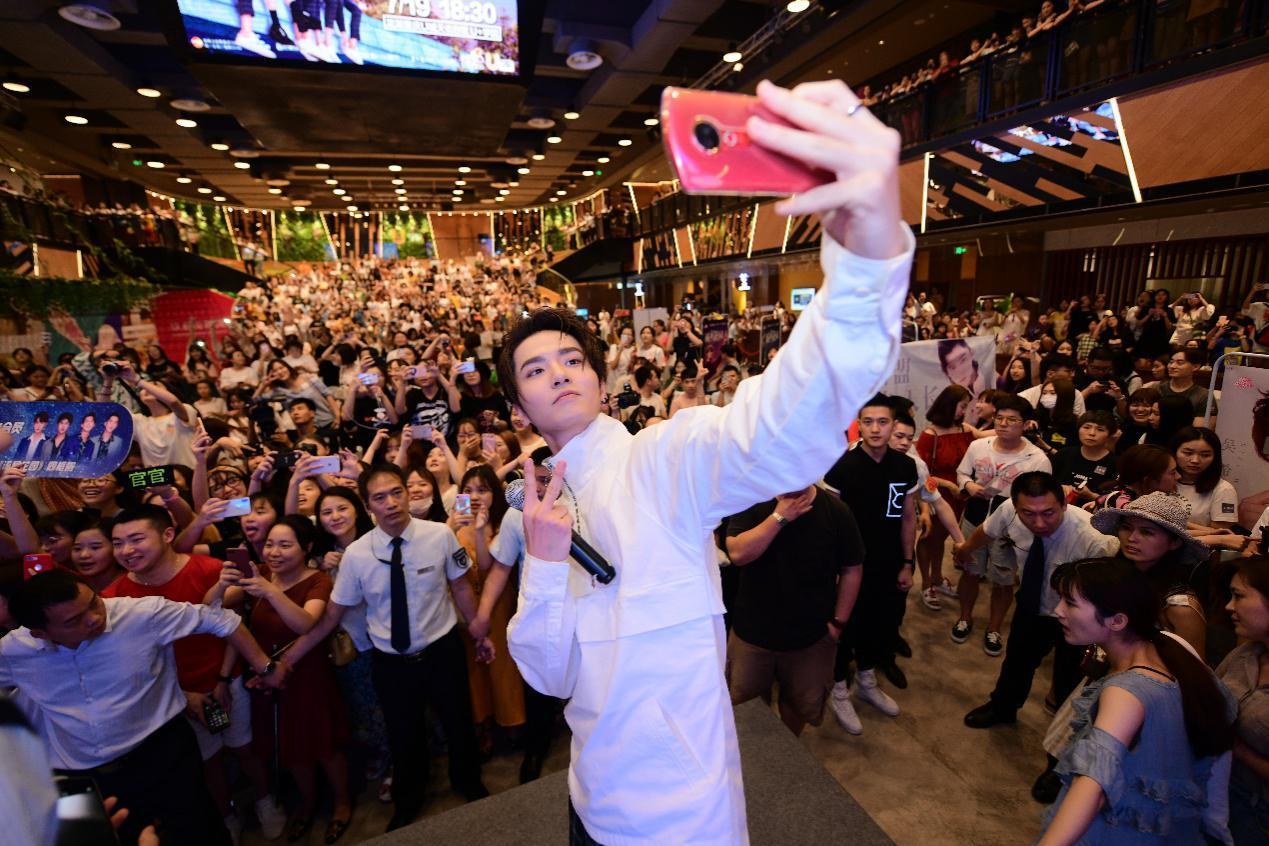 新F4晒粉丝见面会大合影 用美图T9记录“for you”瞬间