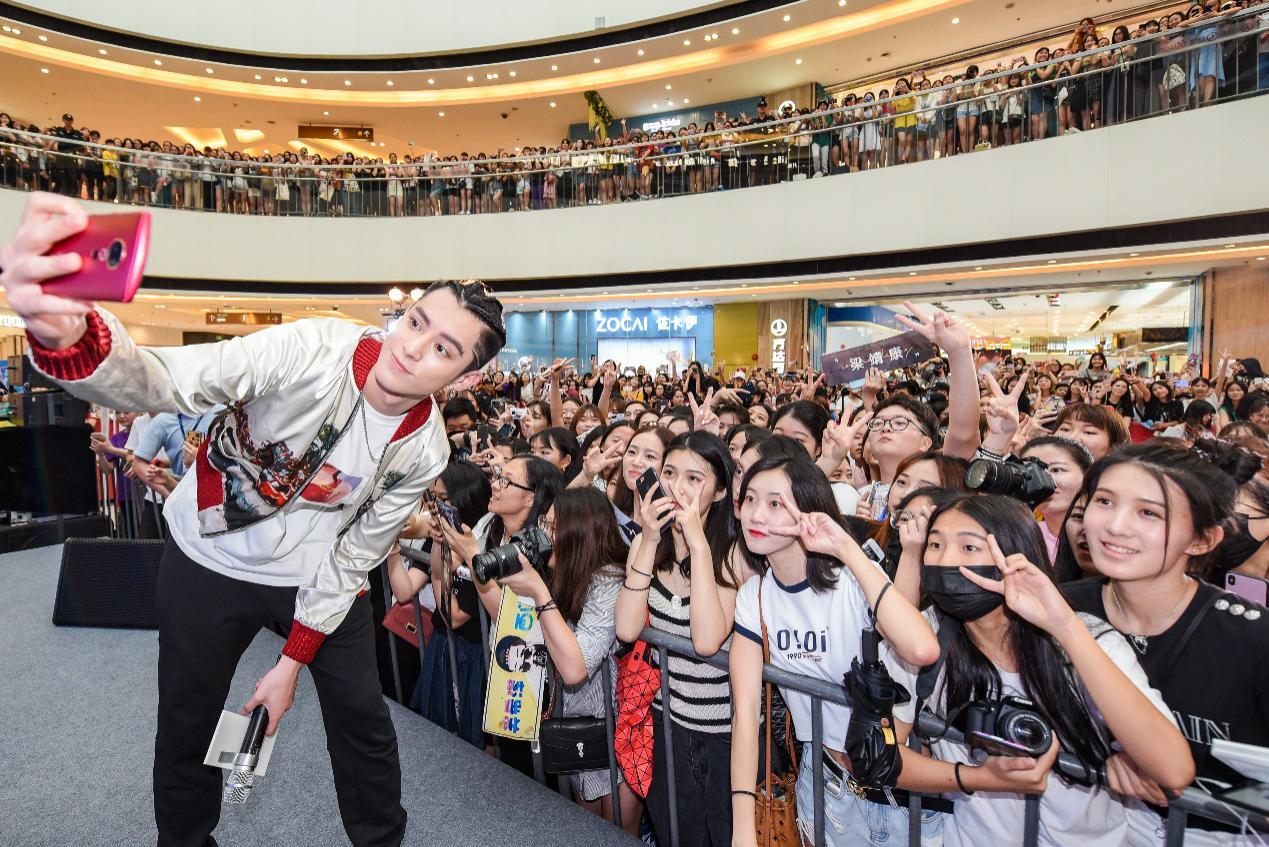 新F4晒粉丝见面会大合影 用美图T9记录“for you”瞬间