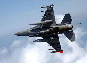 美军F22战机击落苏22,用的是响尾蛇空空导弹