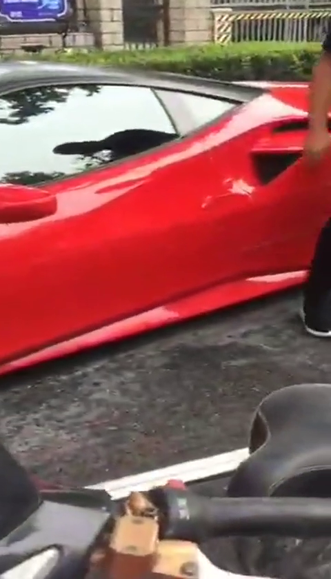 电动车挂法拉利 车主说：算了算了 网友：这种人活该有钱