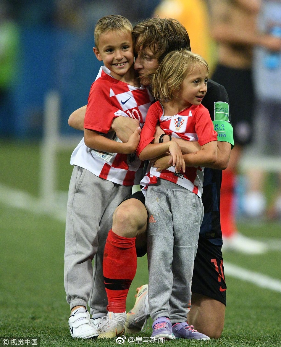 莫德里奇跟两个孩子庆祝晋级,科瓦契奇跟魔笛