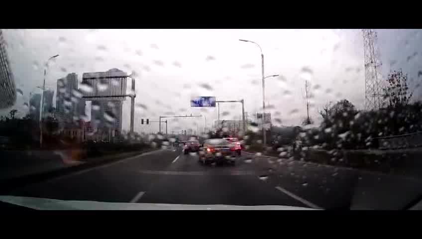 电动车横冲直撞惯了，这回终于栽了  ​