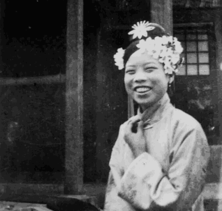 九张图片揭示婉容与文绣的真实面貌, 最后一张可以看出婉容很不幸