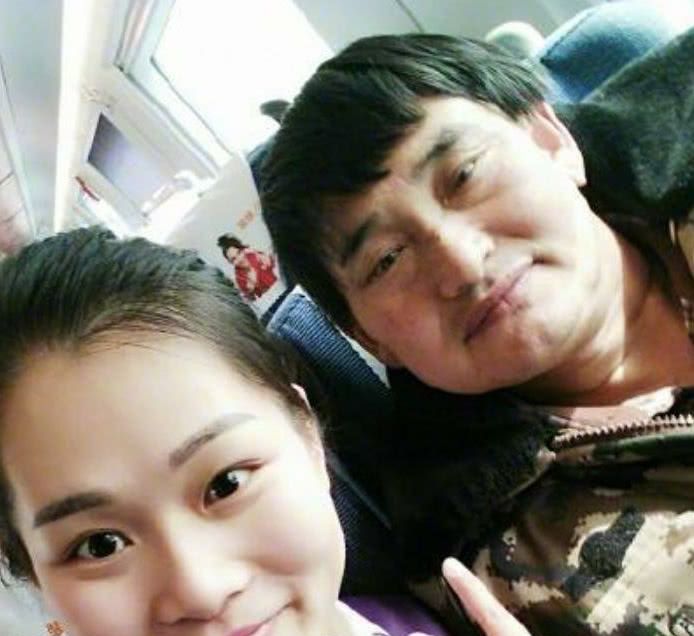 大衣哥坐火车没座位,蹲在过道里吃零食,网友:这