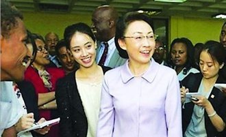 她是北外学霸级校花，明明可以靠颜值偏去拼才华，今成最美女翻译