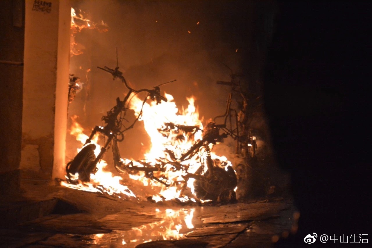 凌晨惊魂,居民楼内三辆电动车着火,楼道被堵住!十多名住户被困