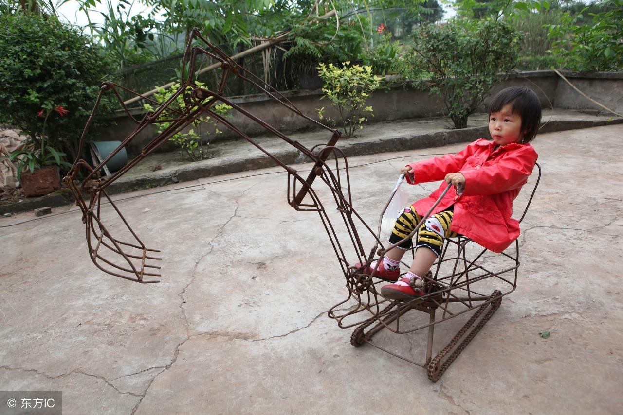 25岁农民自制挖掘机尤其适合农村使用, 而相同类型的市面价要20万