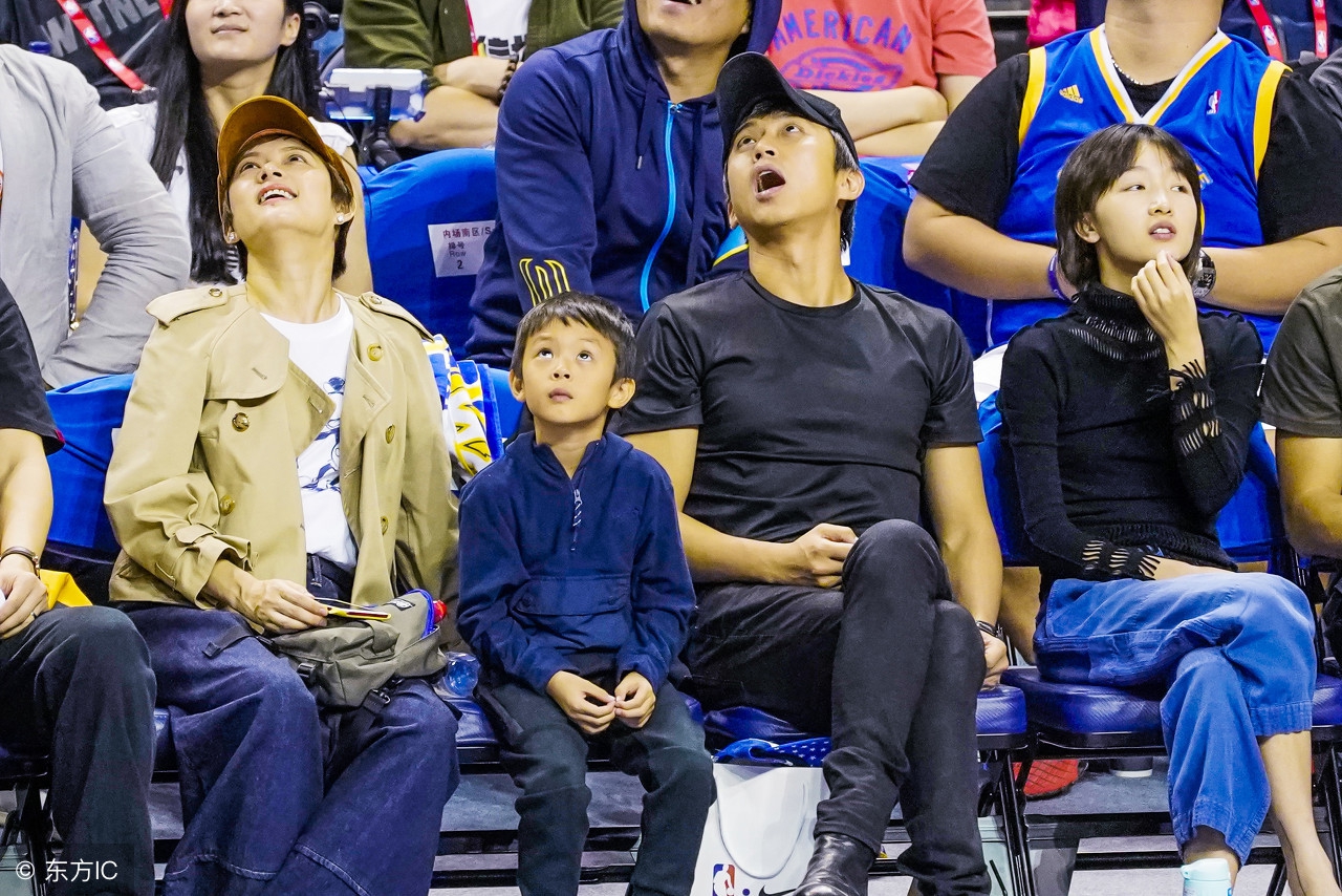 邓超孙俪一家三口看比赛,网友:娘娘这眉型真是霸气呀