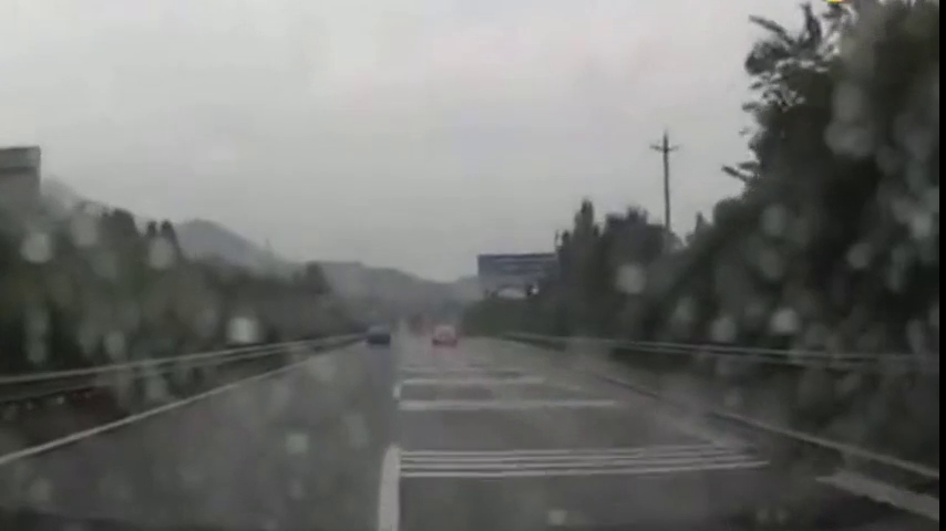 电动车母子过马路连头都不回，3秒钟不到，双双失去活命的机会