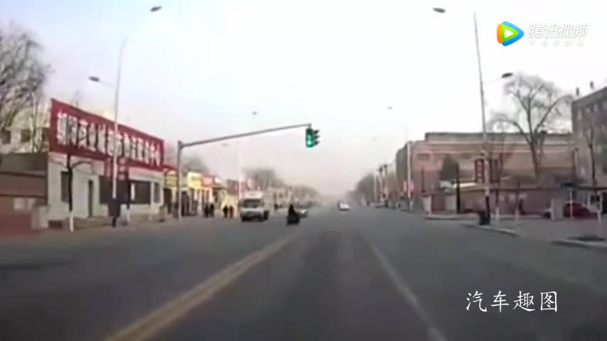 出租车实线突然掉头，电动车用风骚走位捡回一条命！