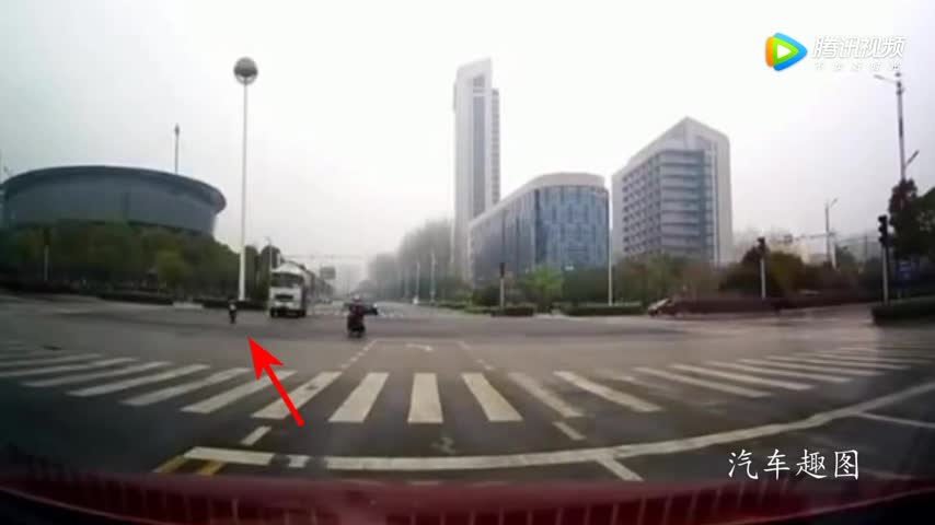 作死电动车这样骑车，多亏了身后大货车忍住了！