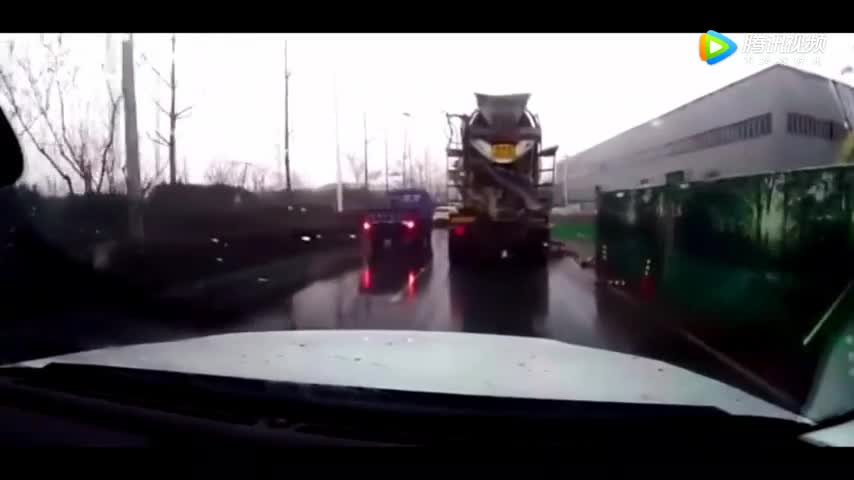 后车拍下电动车与大货车抢道一幕，他再也没能站起来！