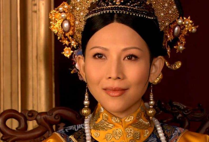 甄嬛传三人戴东珠:皇后配钿子，华妃配点翠，而她三戴东珠不简单