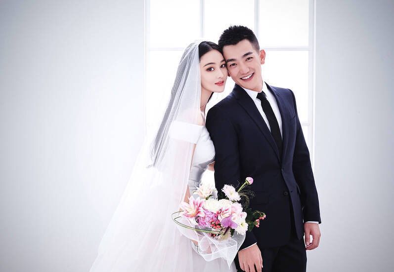 何捷停更微博,暗戳戳跑别人微博下秀恩爱,一不