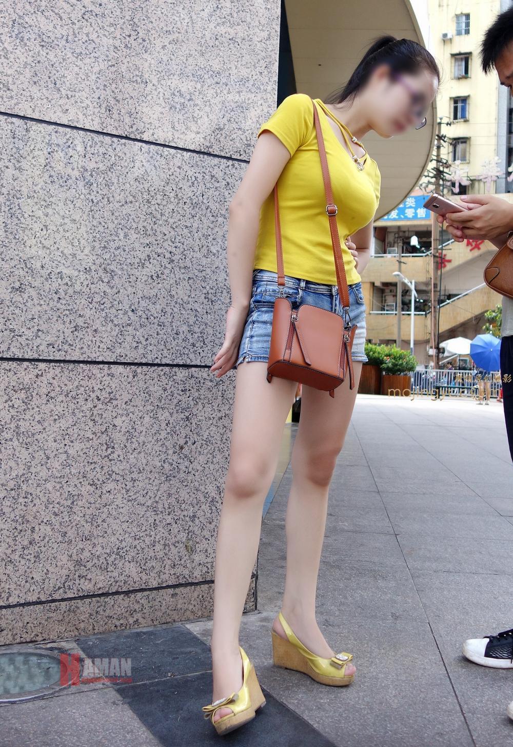 街拍时尚: 长腿美女牛仔短裤搭配t恤, 美胸硕大太显眼