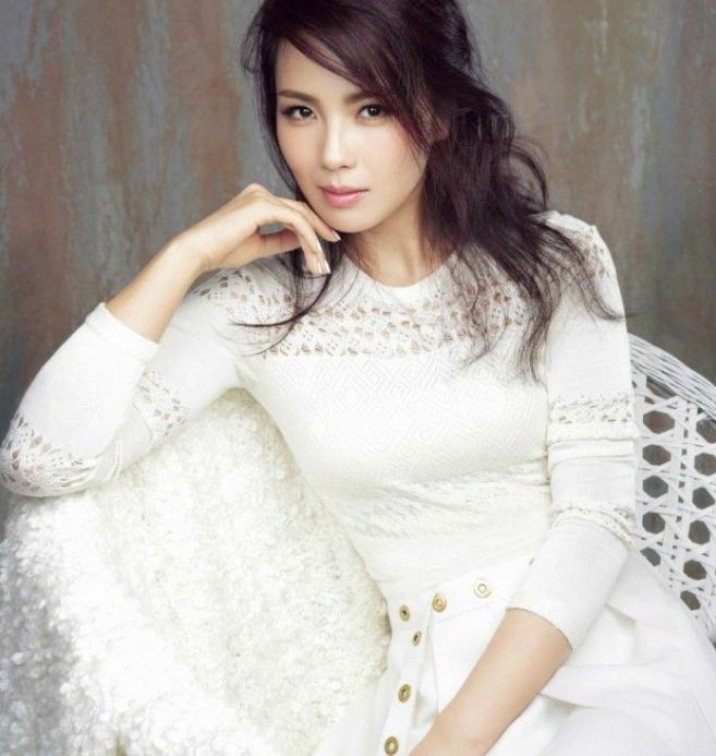 娱乐圈最有女人味的4位女星,刘涛汤唯上榜,第一名非她