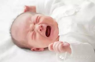 宝宝已经早醒哭闹怎么办,妈妈还想再睡会