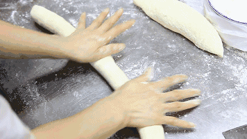 每一只包子都是现场手工制作,一位位亲切面善的阿姨揪剂子擀面皮,会