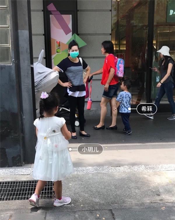 汪小菲带女儿去海边玩 穿白裙的小玥儿越来越像大s了