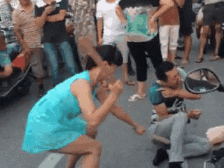 爆笑gif: 妹子, 你的表情用得着这么夸张吗