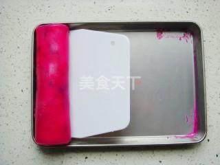 红心火龙果太贵,放到面粉里之后更是完全变了