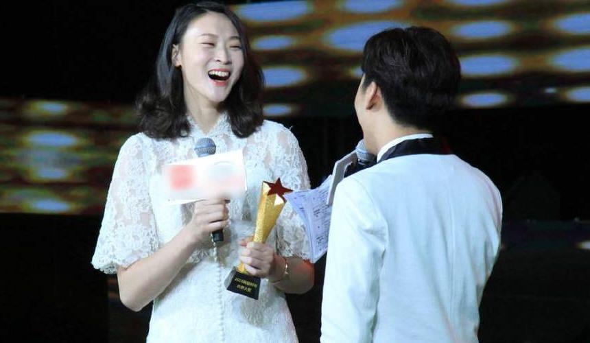 不上场的周琦最近忙啥了?网友:原来在领着火箭