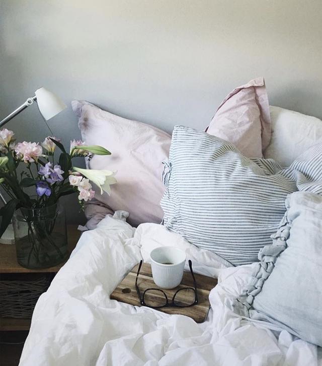 温暖的床与床头一角的鲜花,满满的睡眠图