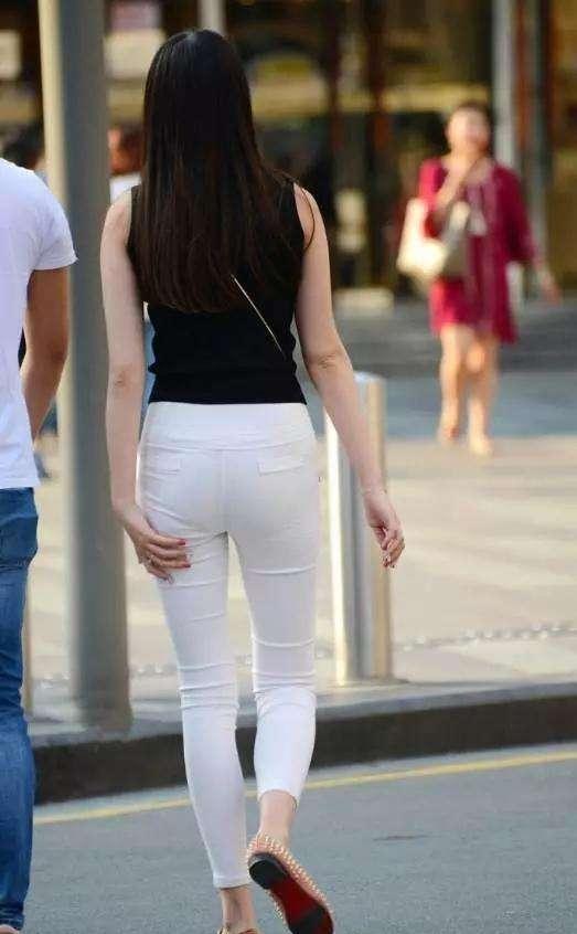 街拍之星: 丰臀白裤美女, 紧的刚刚好才最舒适!