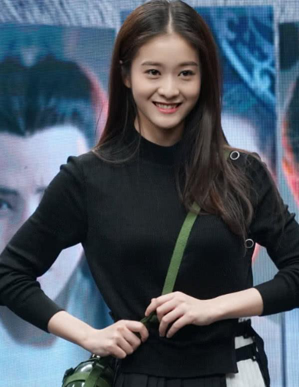 张雪迎在裤带里塞手机,手机壳成为了最大的亮